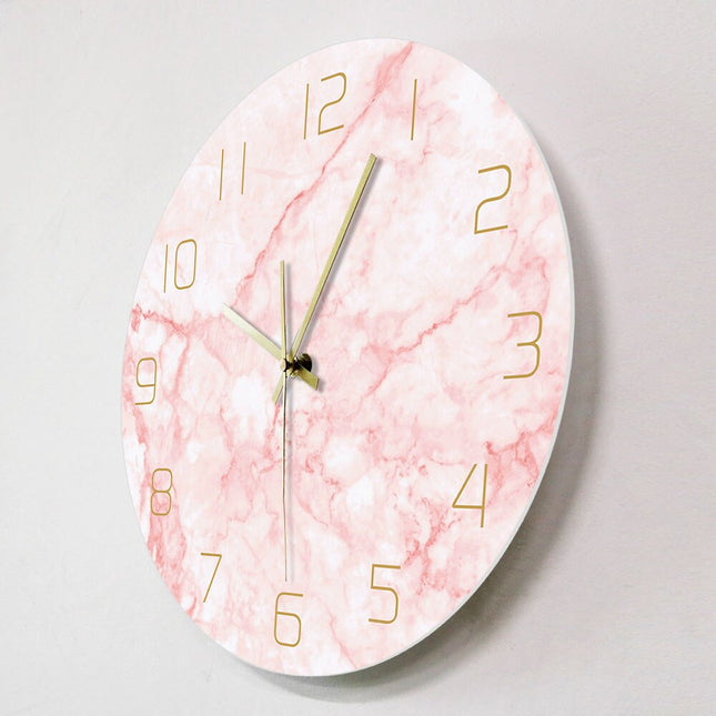 Roze wandklok met marmerlook en goud