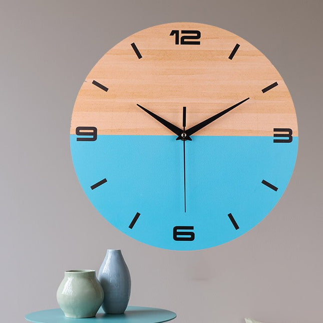 Moderne houten wandklok met blauw