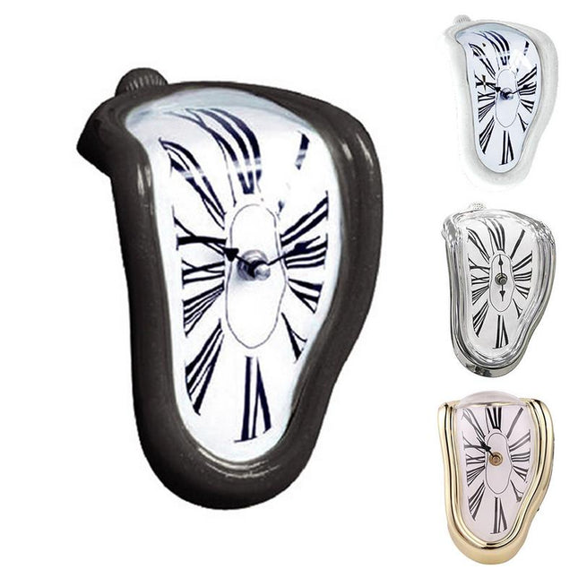 Gesmolten klok voor op een plank