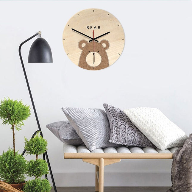 Houten wandklok met beer voor kinderkamer