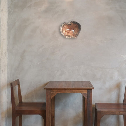 Rustieke wandklok gemaakt van boomstam