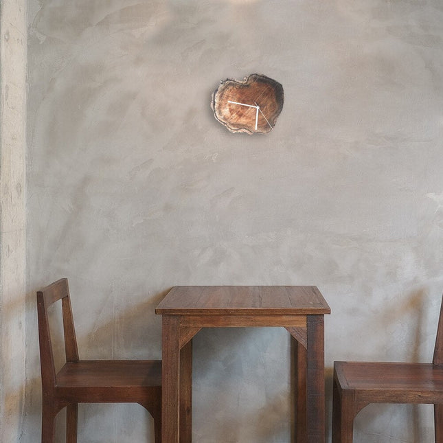 Rustieke wandklok gemaakt van boomstam