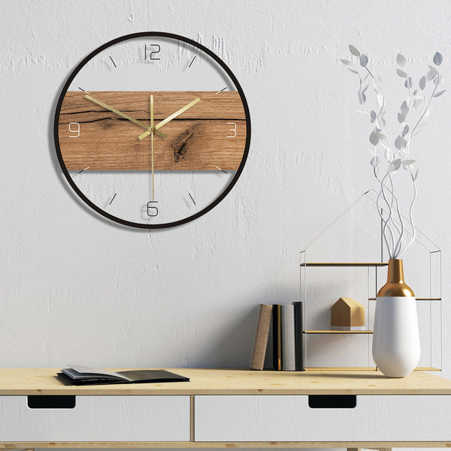 Moderne wandklok van hout en glas