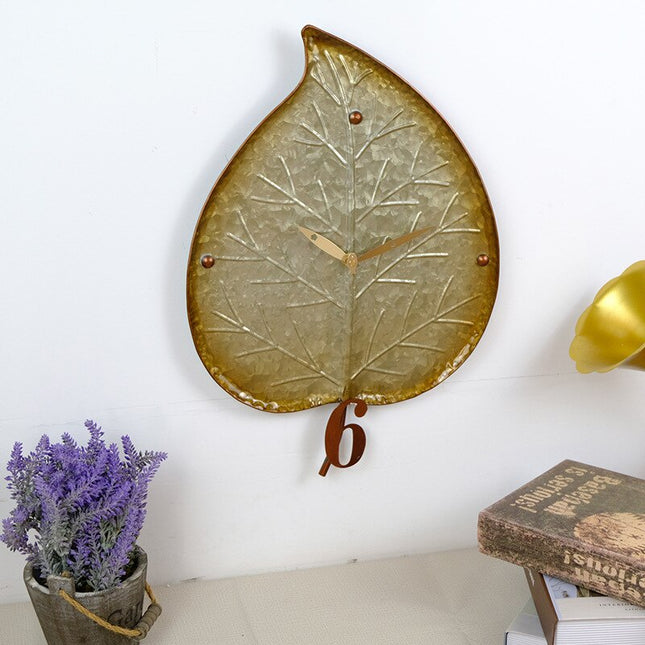 Wandklok in esdoornblad vorm