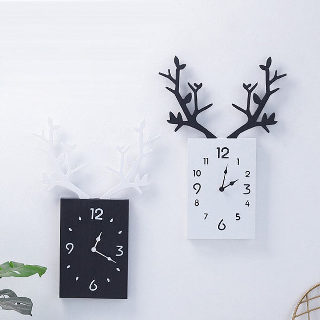 Design wandklok met houten hertengewei