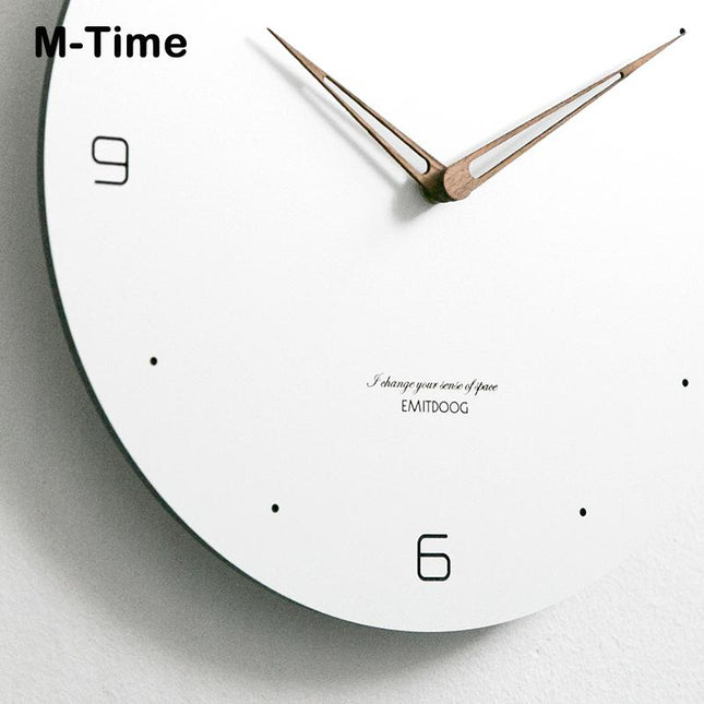 Moderne witte wandklok houten wijzers