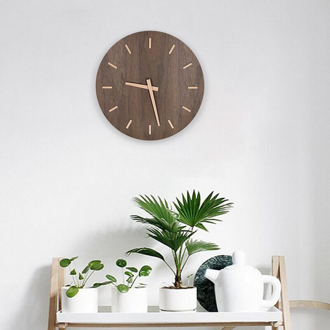 Stille minimalistische wandklok van hout