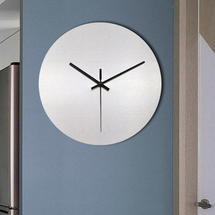 Wandklok van geborsteld zilverkleurig metaal