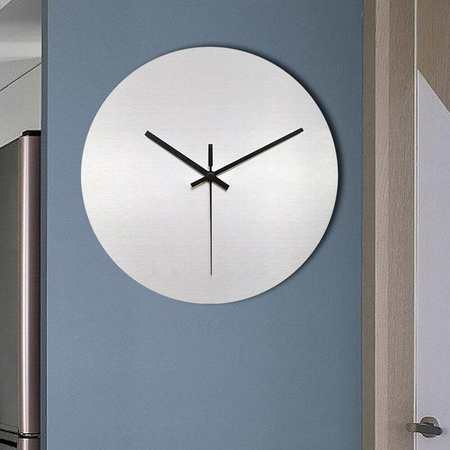 Wandklok van geborsteld zilverkleurig metaal