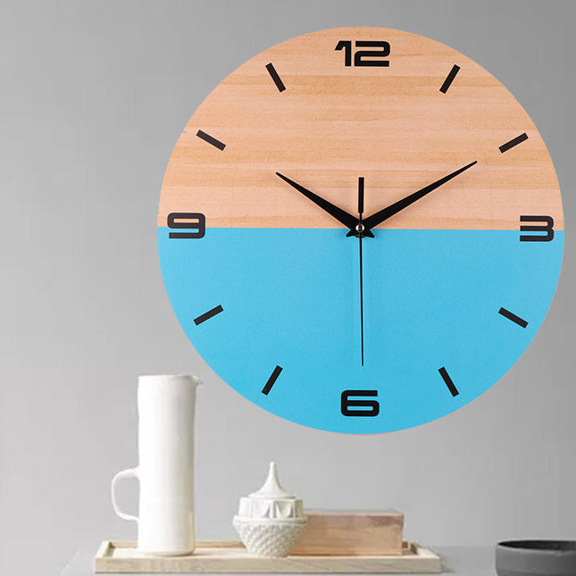 Moderne houten wandklok met blauw
