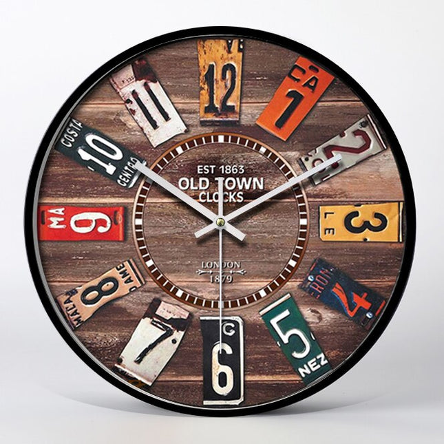 Industriële wandklok met nummerplaat design