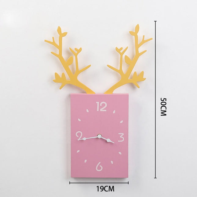 Design wandklok met houten hertengewei