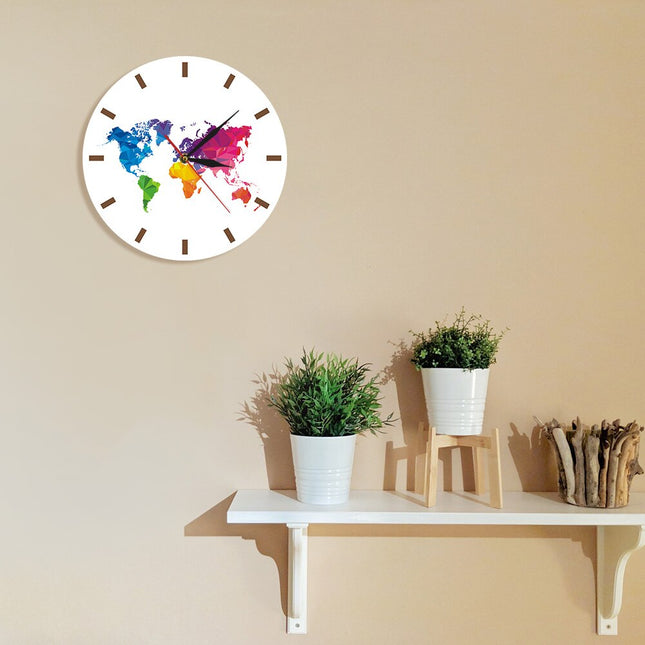 Kleurrijke wandklok met wereldkaart design