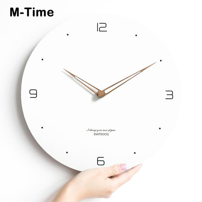 Moderne witte wandklok houten wijzers