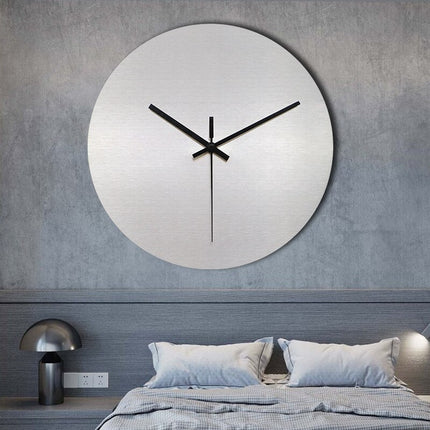 Wandklok van geborsteld zilverkleurig metaal