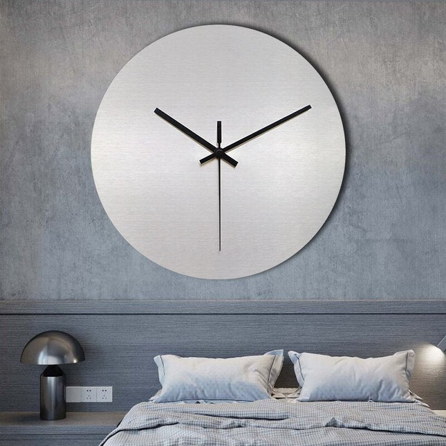 Wandklok van geborsteld zilverkleurig metaal