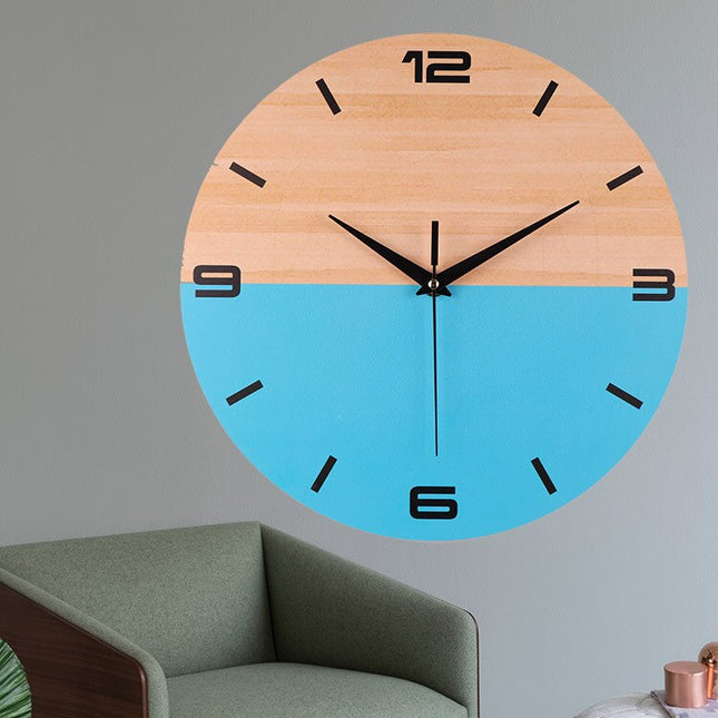 Moderne houten wandklok met blauw