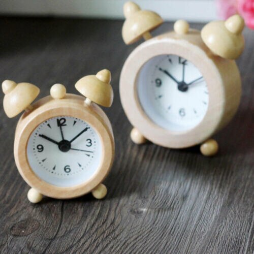 Ronde houten wekker voor nachtkastje