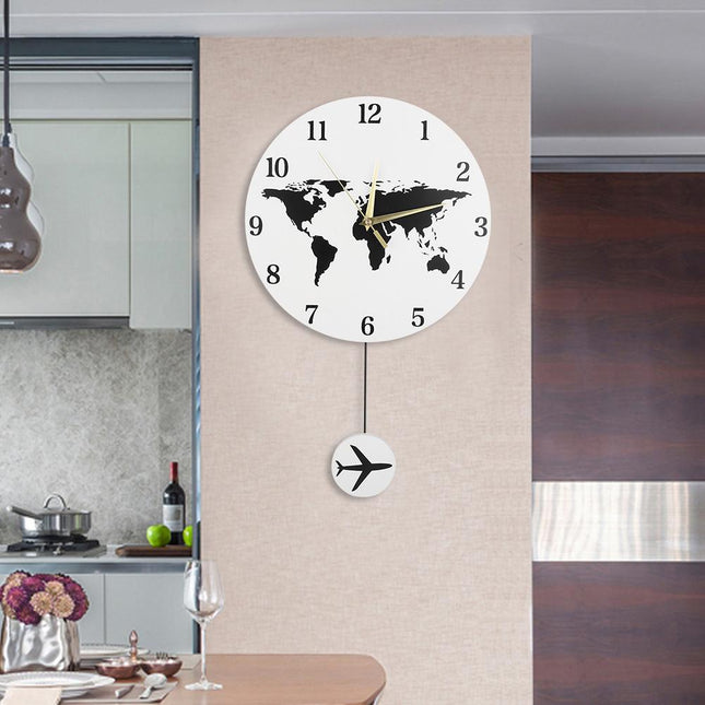 Wereldkaart wandklok met slinger vliegtuig