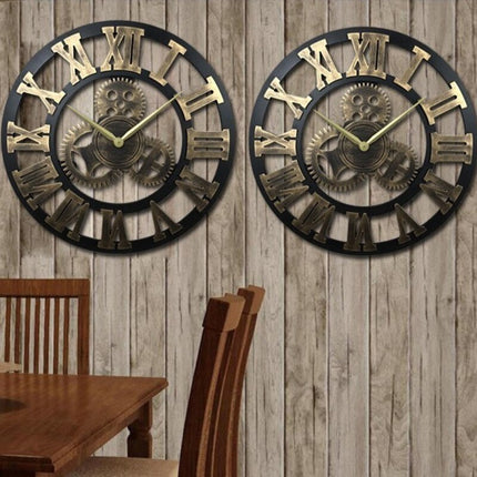 Grote wandklok met zichtbare tandwielen