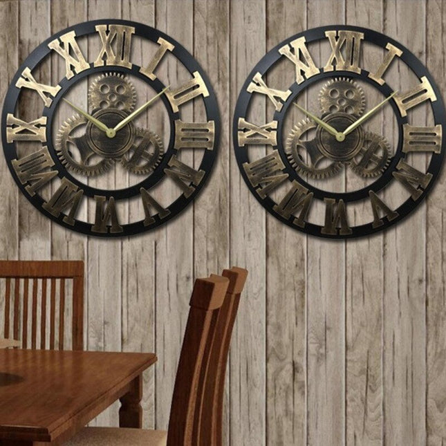 Grote wandklok met zichtbare tandwielen