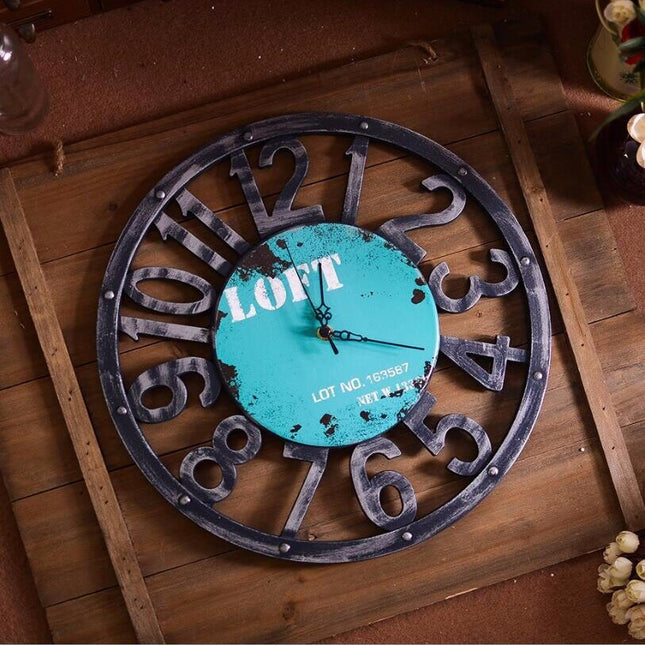 Ronde metalen wandklok voor een loft