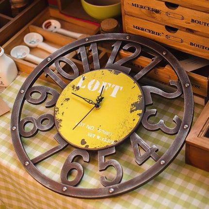 Ronde metalen wandklok voor een loft