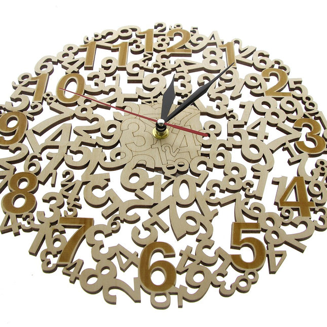 Houten wandklok met zwevende cijfers