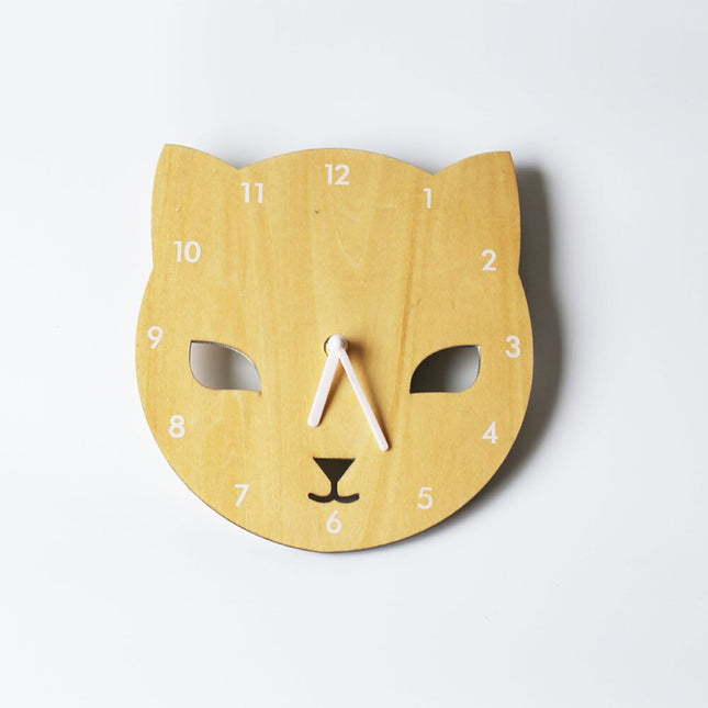 Houten kinderklok in kuikenvorm