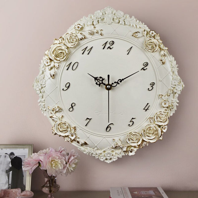 Witte romantische wandklok met rozen