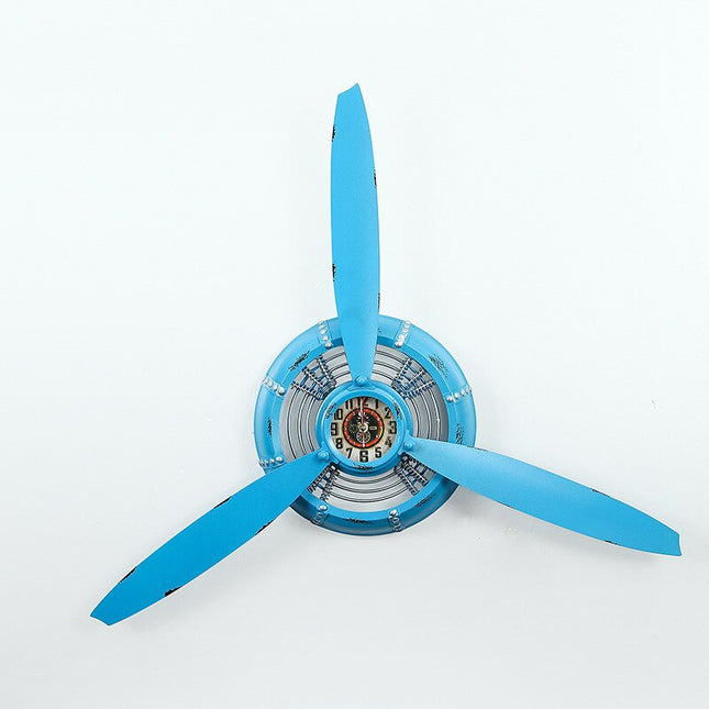 Industriële wandklok als vliegtuigpropeller