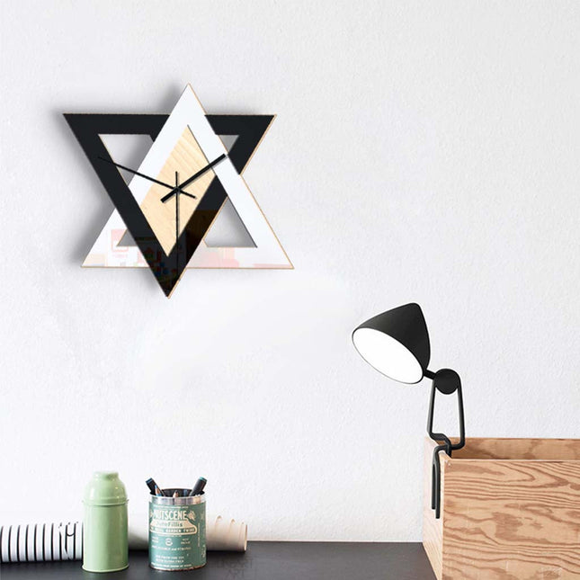 Moderne geometrische wandklok driehoek design