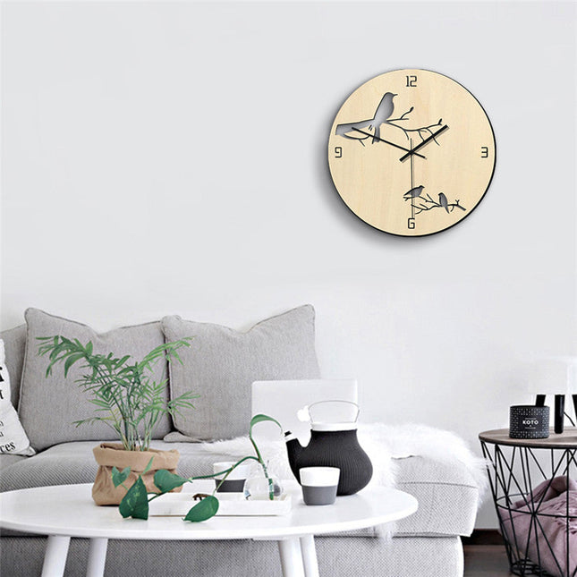 Houten wandklok met uitgesneden vogels