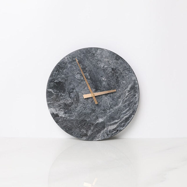 Minimalistische wandklok met witte marmerlook