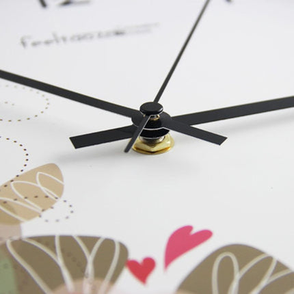 Moderne wandklok met artistiek design