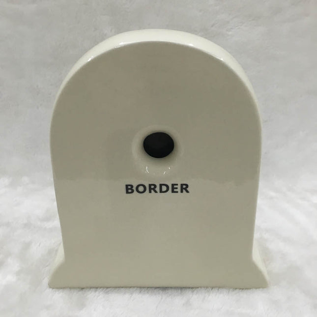 Klassieke witte tafelklok met bloemen