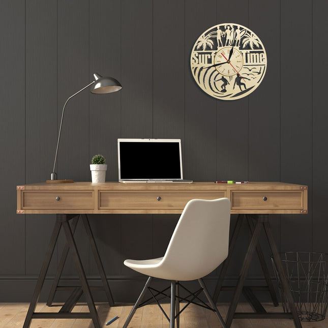 Houten wandklok met surf thema