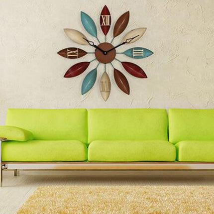 Moderne metalen wandklok in bloemvorm