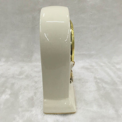 Klassieke witte tafelklok met bloemen