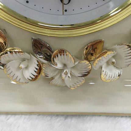 Klassieke witte tafelklok met bloemen