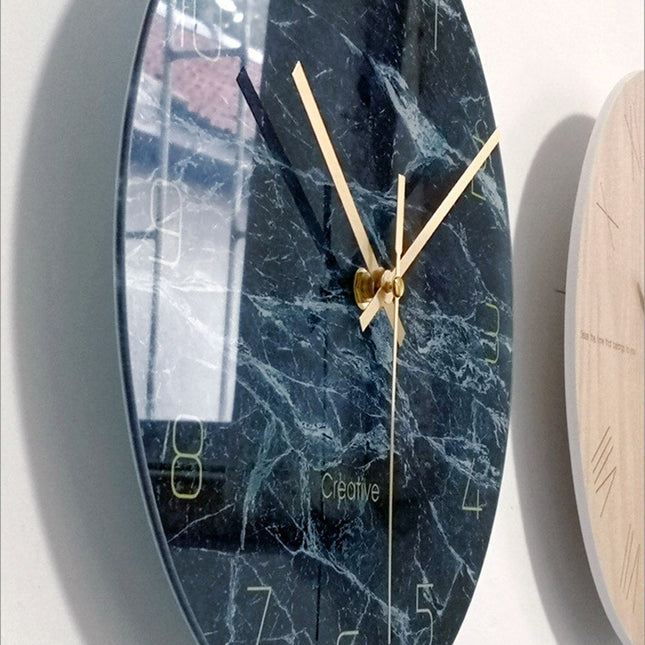 Scandinavische wandklok met marmer effect