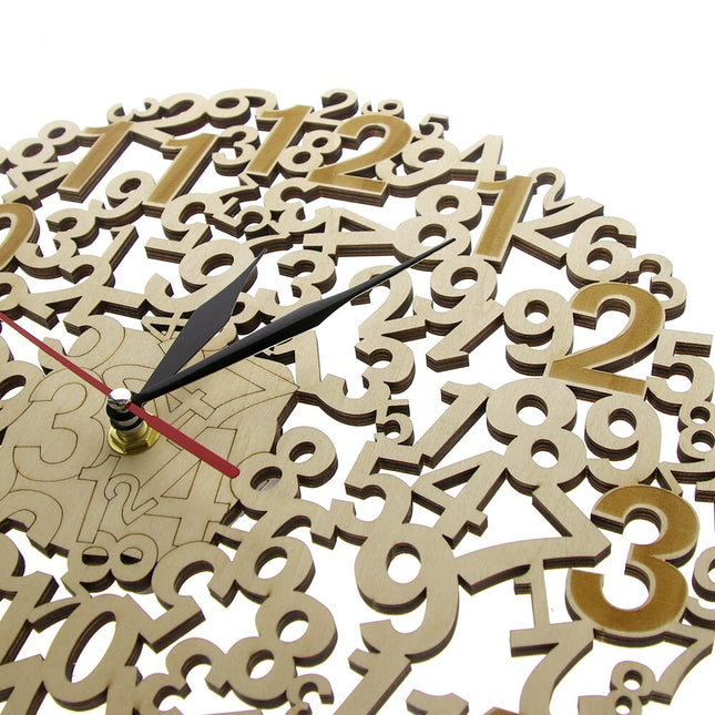 Houten wandklok met zwevende cijfers