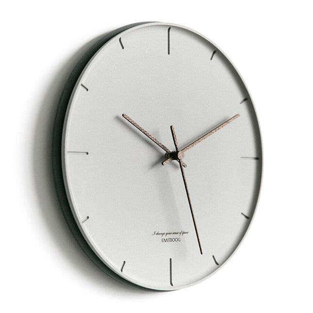 Minimalistische grijze wandklok koperen wijzers