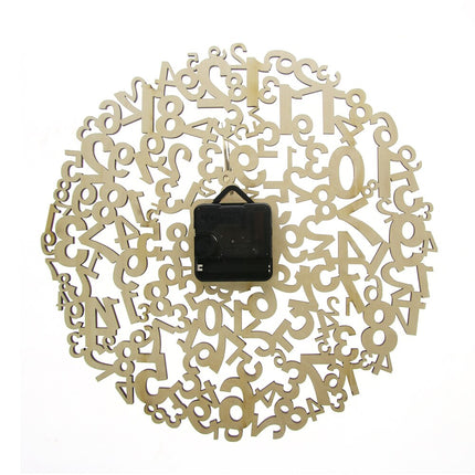 Houten wandklok met zwevende cijfers