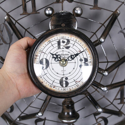 Industriële wandklok in spinnenvorm