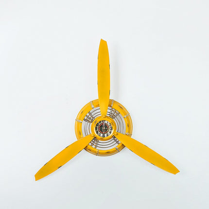 Industriële wandklok als vliegtuigpropeller