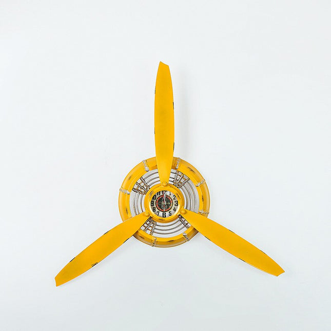 Industriële wandklok als vliegtuigpropeller