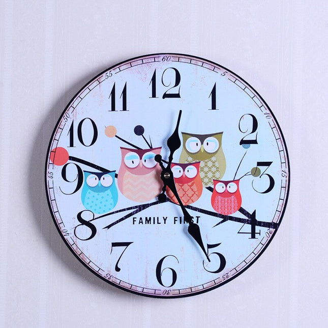 Vintage wandklok design van nummerplaten