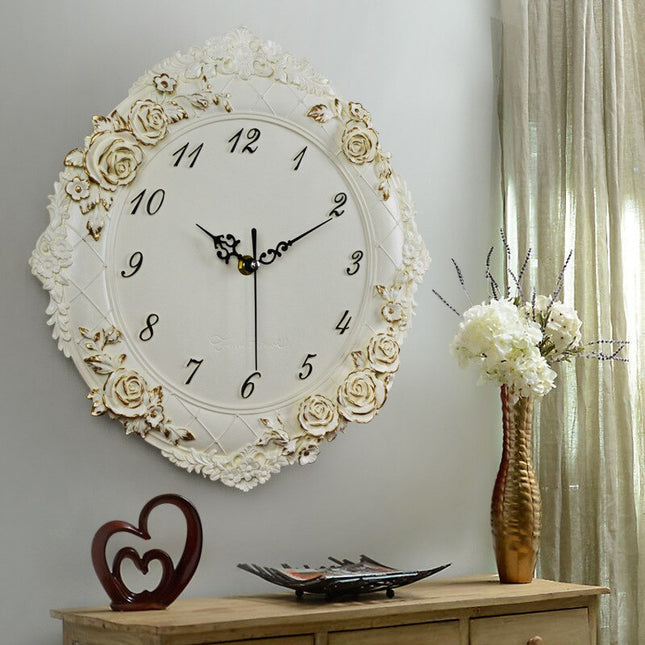 Witte romantische wandklok met rozen