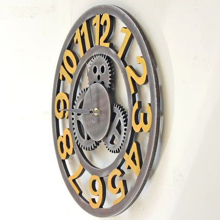 Industriële klok met gouden cijfers